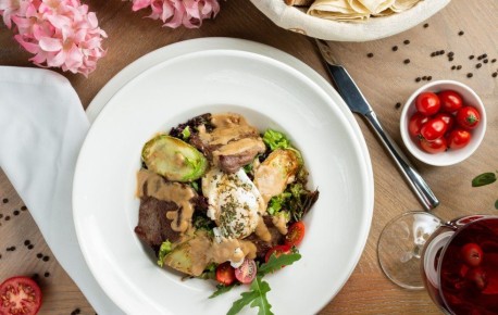 Локти на столе: правила этикета, о которых стоит знать в 2026 году