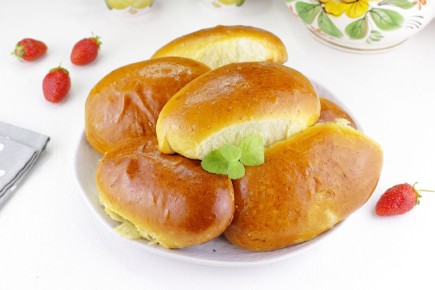 Пирожки с клубникой и яблоками: летнее наслаждение для всей семьи