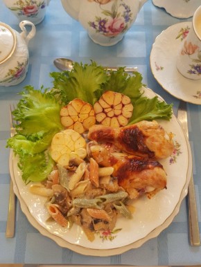 Куриные голени с мецце пенне в грибном соусе