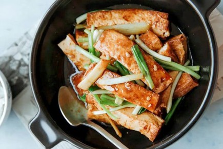 Тушёный тофу с имбирём и зелёным луком — лёгкий рецепт с ярким вкусом