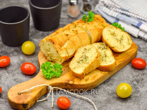 Хрустящий снаружи, нежный внутри - идеальный багет с чесночным маслом