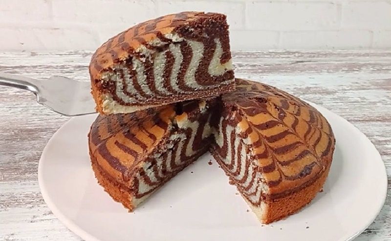 Зебра на кефире: спокойное объяснение простого домашнего пирога