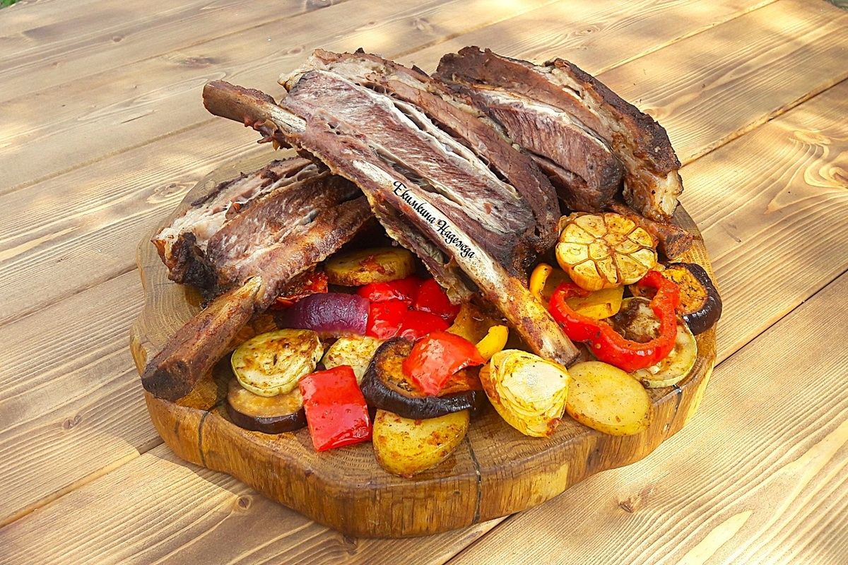 Нежные говяжьи ребра с овощами для дачного отдыха