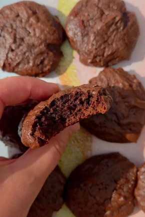 Ласковое шоколадное печенье для уютного зимнего вечера