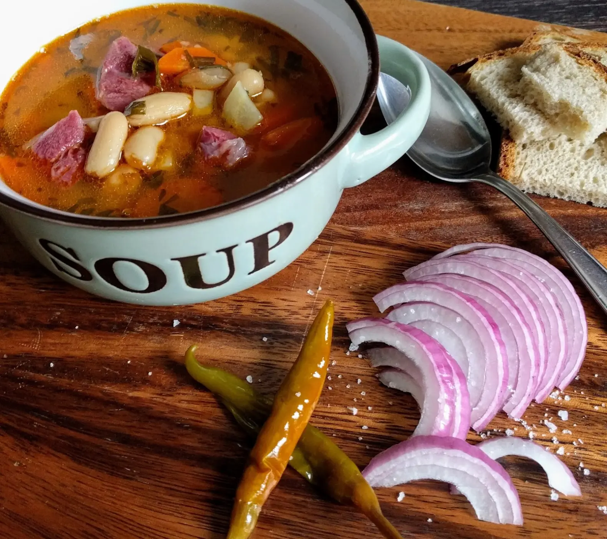 Сытный осенний суп с фасолью и копчеными ребрышками