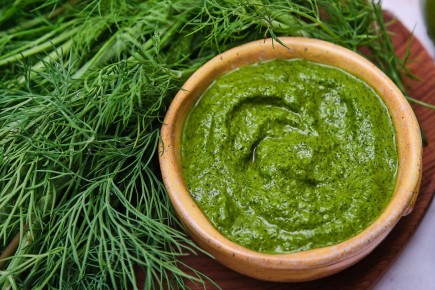 Как приготовить свежий зелёный соус: простой и вкусный рецепт