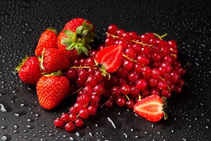 Нежный компот из клубники и красной смородины: рецепт на зиму