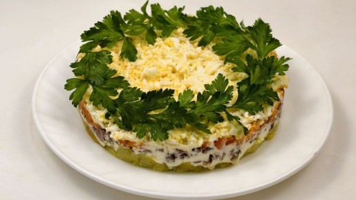 Салат с печенью минтая и яйцом: быстрое и полезное решение для буднего обеда