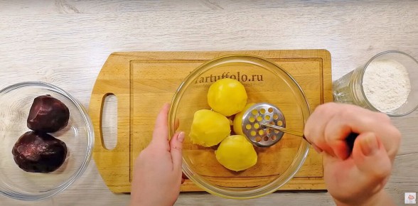 Быстрое овощное блюдо: картошка и свекла на любой ужин