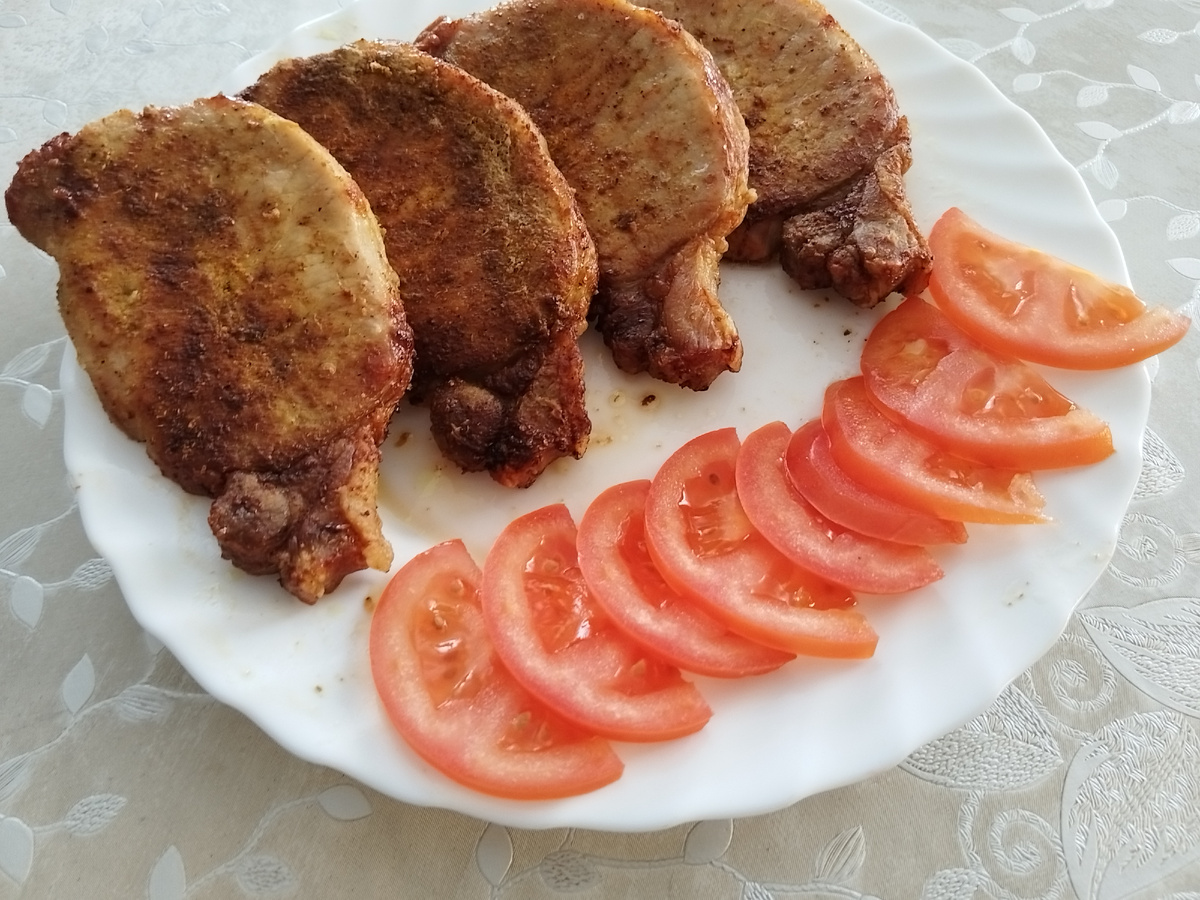 Нежные свиные стейки в аэрогриле: простой и вкусный рецепт