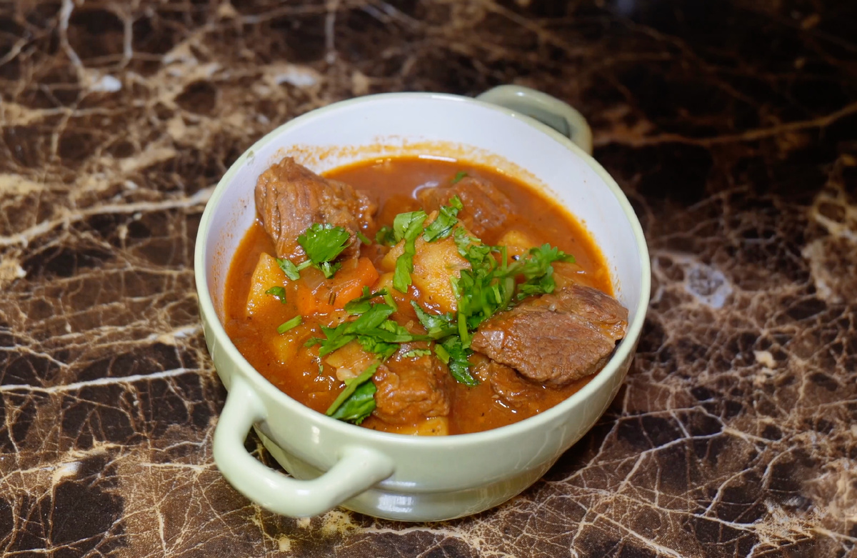Сочный говяжий соус с картошкой