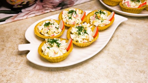 Вкусные тарталетки с крабовыми палочками и кукурузой для любого мероприятия