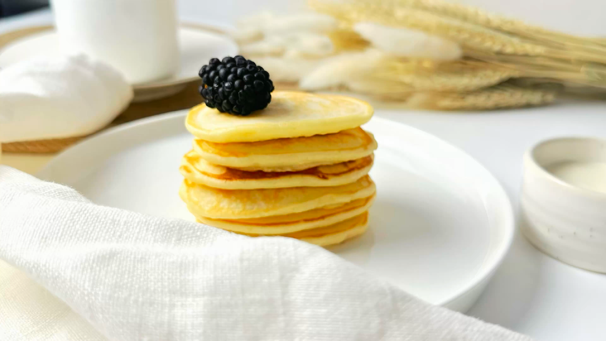 Легкие и ароматные панкейки на молоке: идеальный рецепт для быстрого завтрака