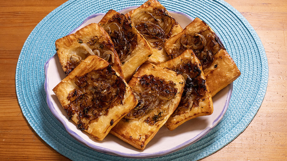 Хрустящие закуски с луком: неожиданный вкус слоеного теста