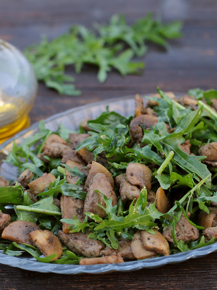 Кулинарный шедевр: Теплый салат с печенью и рукколой