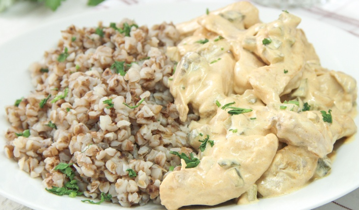 Сытная гречка с курицей и грибами в сливочном соусе