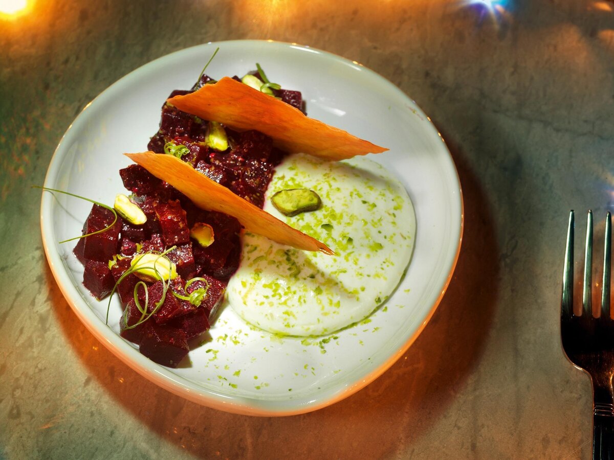 Нежная свекла с фетой и хрустящими чипсами: идеальный рецепт для гурманов