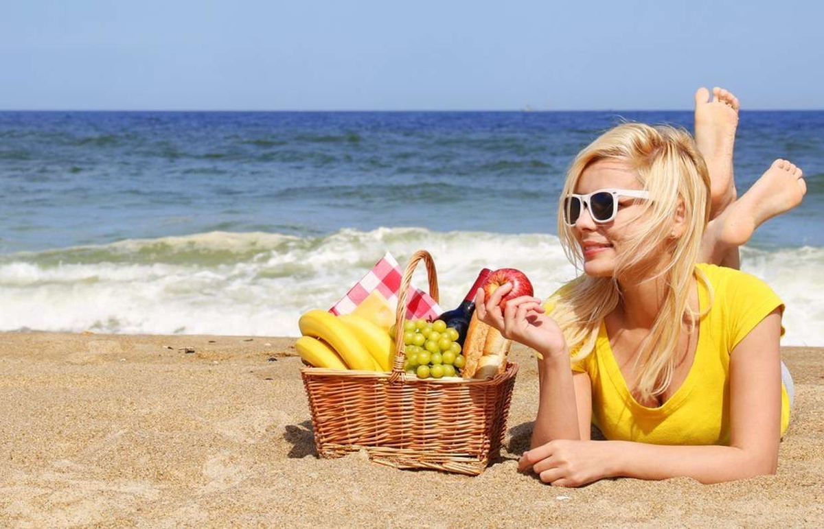 Пляжный перекус: как выбрать идеальные угощения для удовольствия и безопасности