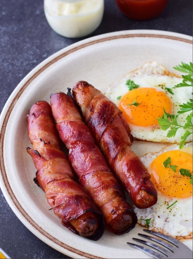 Сосиски в беконе: простое и сытное угощение для любого случая