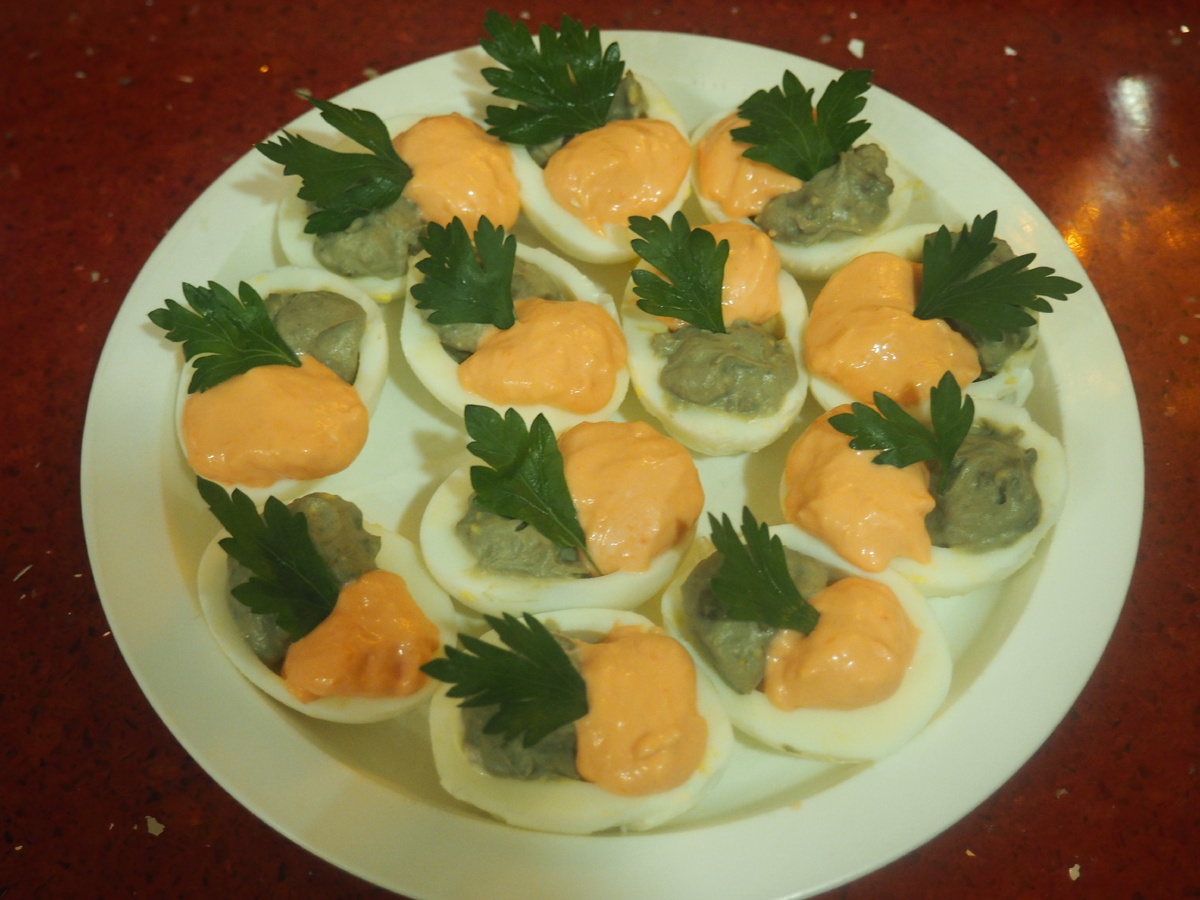 Нежные яйца с авокадо и сёмгой: идеальная закуска