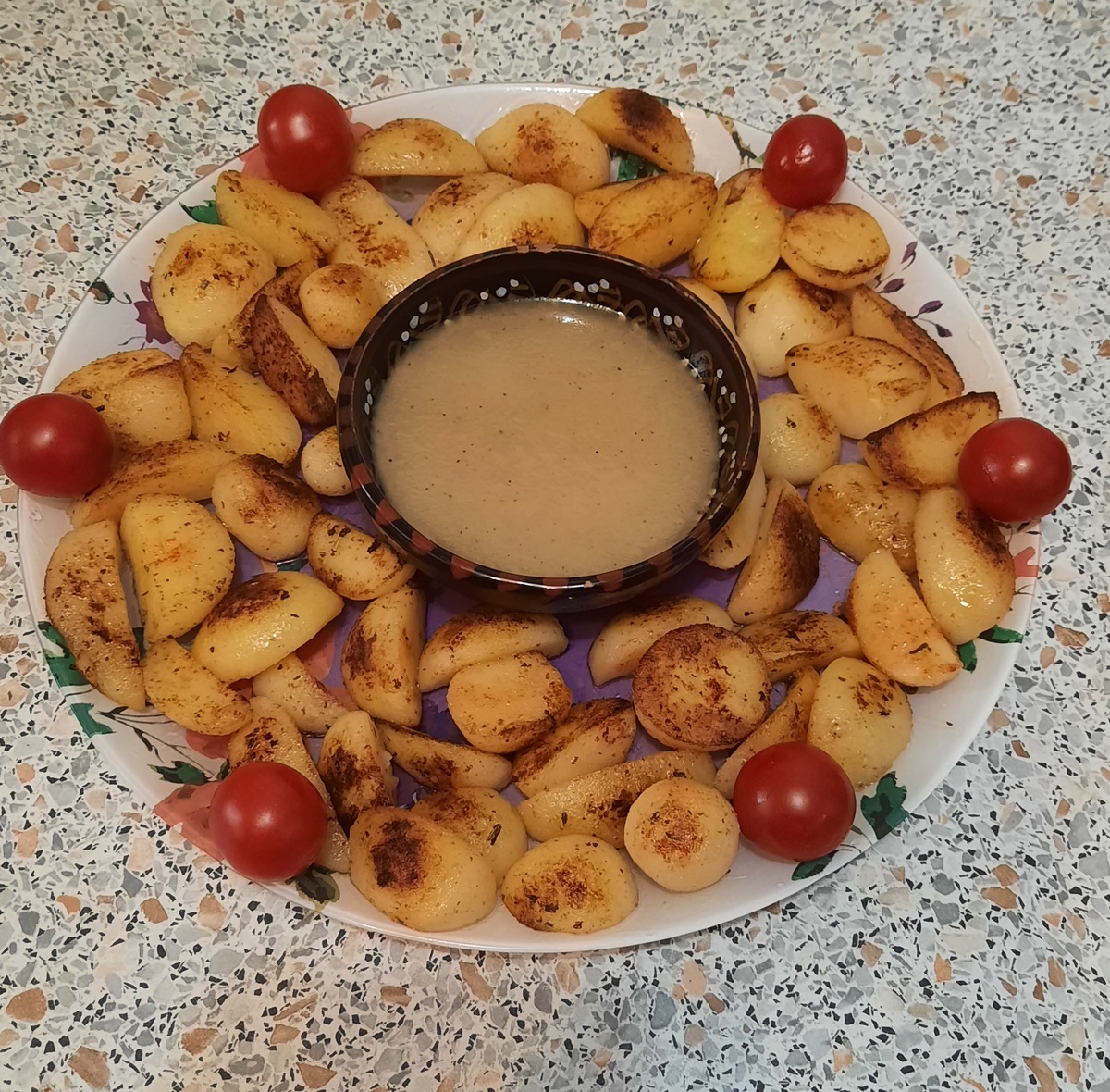 Неповторимый картофель по-деревенски с пряным соусом