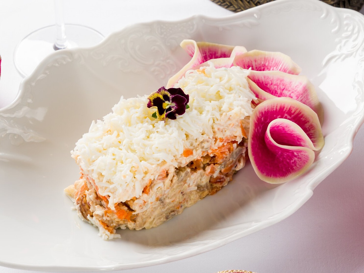 Необычный салат мимоза: как порадовать любимых на 8 марта