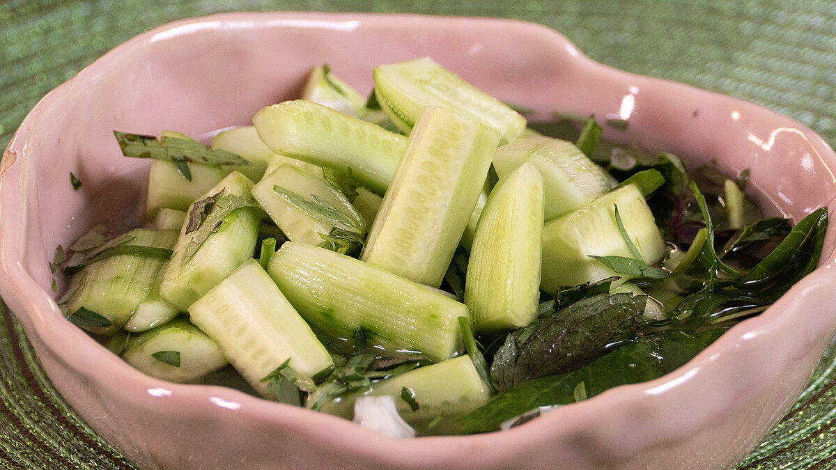 Летний хит: как приготовить малосольные огурцы с мятой и тархуном