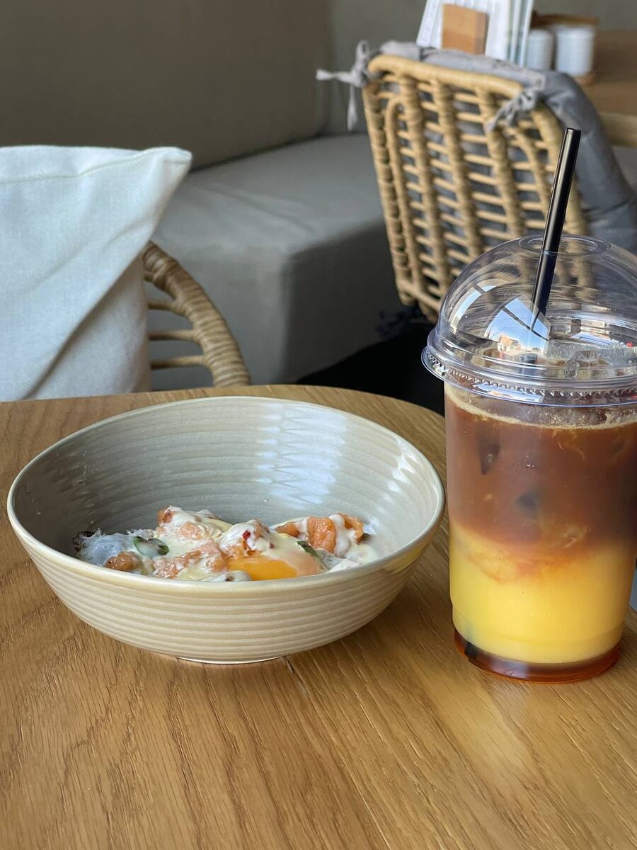 Завтрак мечты: драник с лососем и сырным соусом в "Нами"