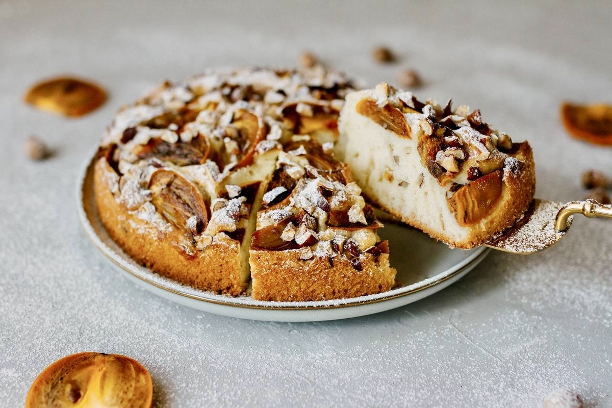 Нежный кекс с хурмой и фундуком: оригинальный десерт для любого случая