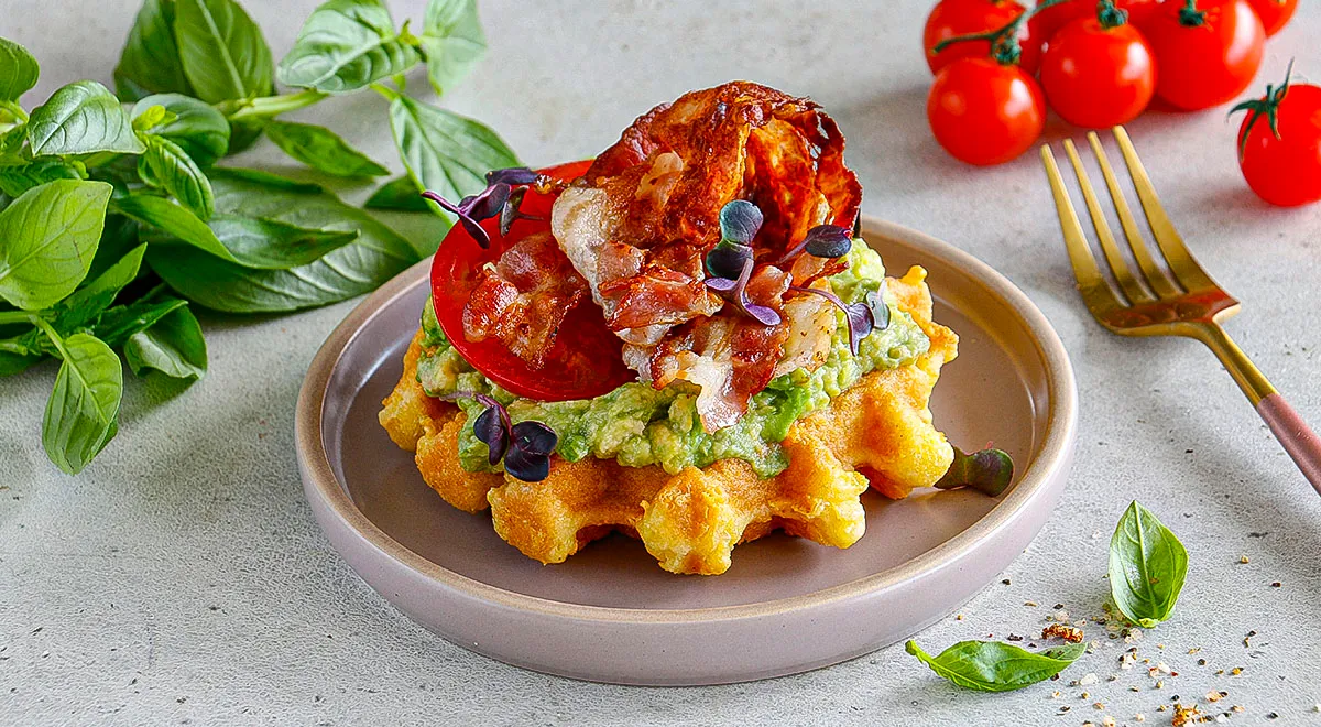 Чафли с авокадо и беконом: ваш кето-завтрак мечты