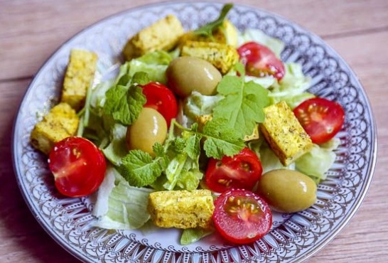 Вкусный салат с жареным тофу, оливками и помидорами черри