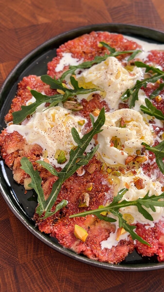 Необычная закуска с инжиром и страчателлой, которую нужно попробовать