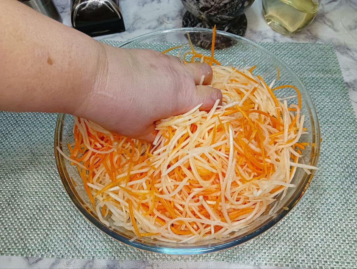 Салат, который покорил всю семью: полезный и вкусный рецепт с редькой и морковью