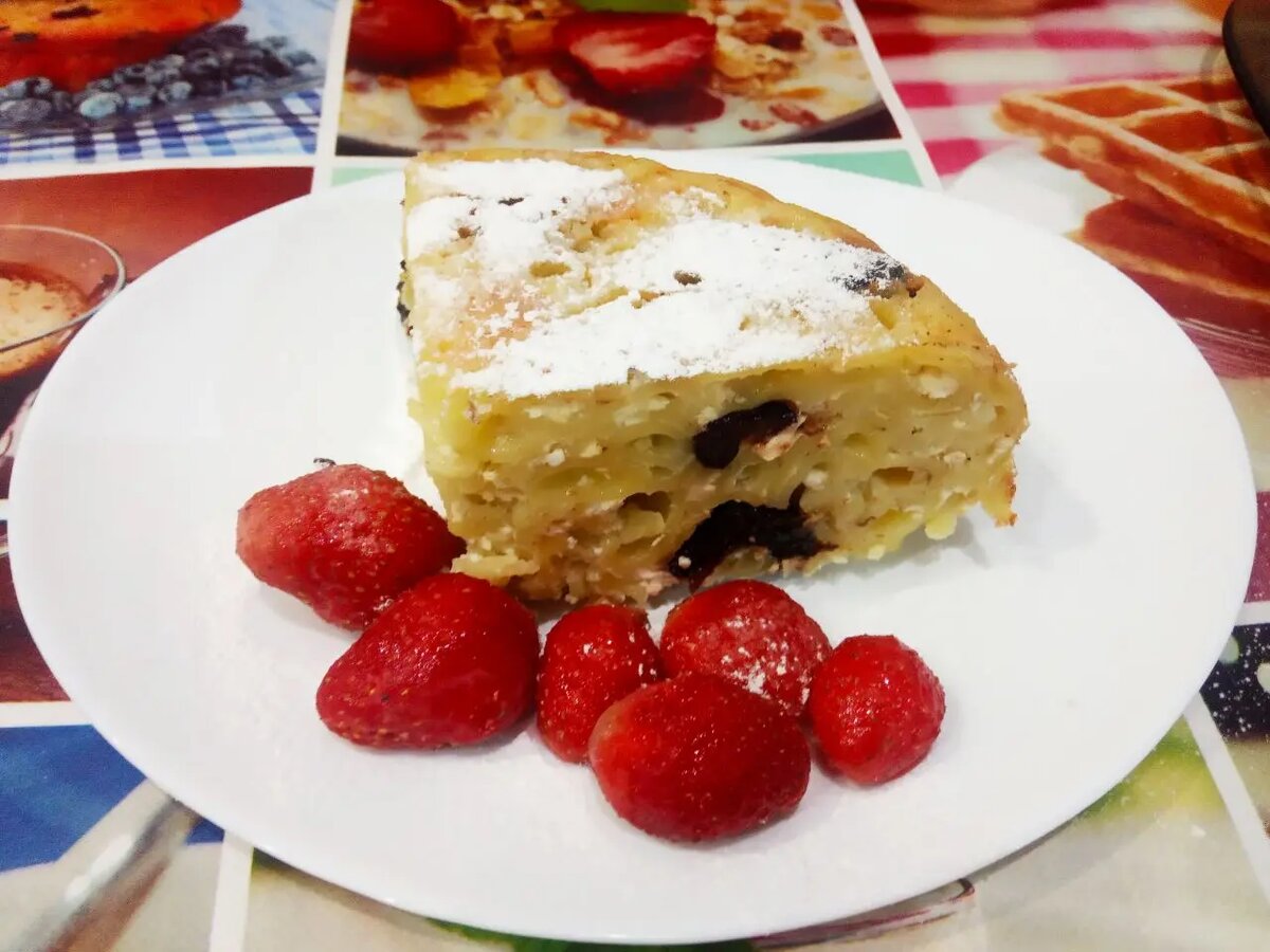 Запеканка из макарон с творогом и черносливом
