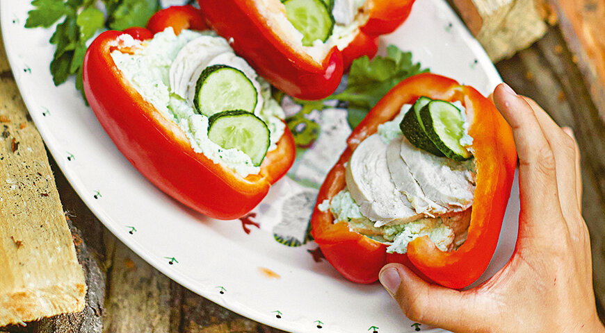 Вкусный и полезный перекус: перец с творожным пюре и курицей