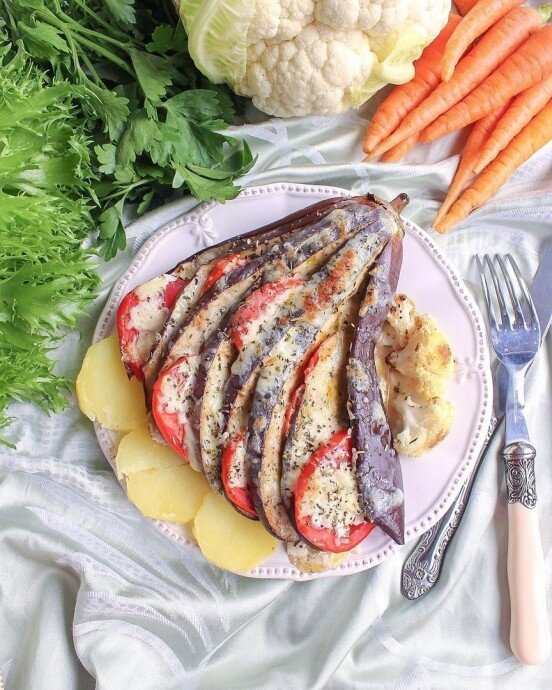 Нежные запечённые баклажаны с помидорами и сыром