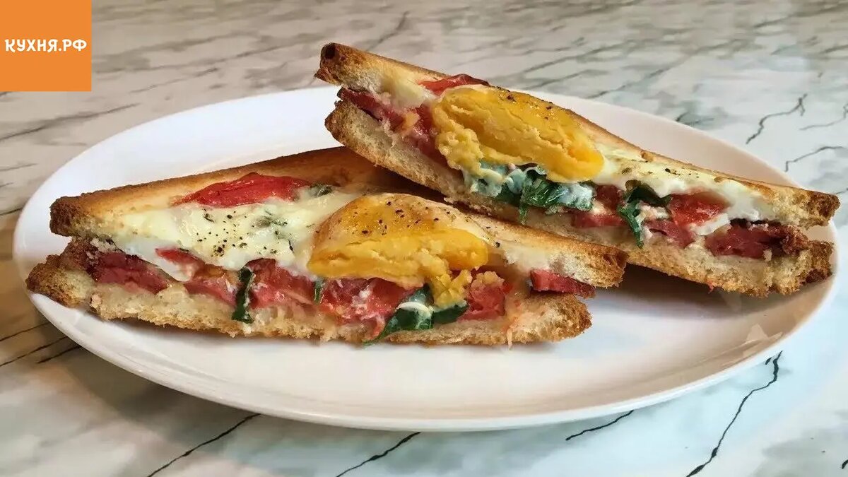 Яичные гнезда в хлебе: завтрак всего за 10 минут