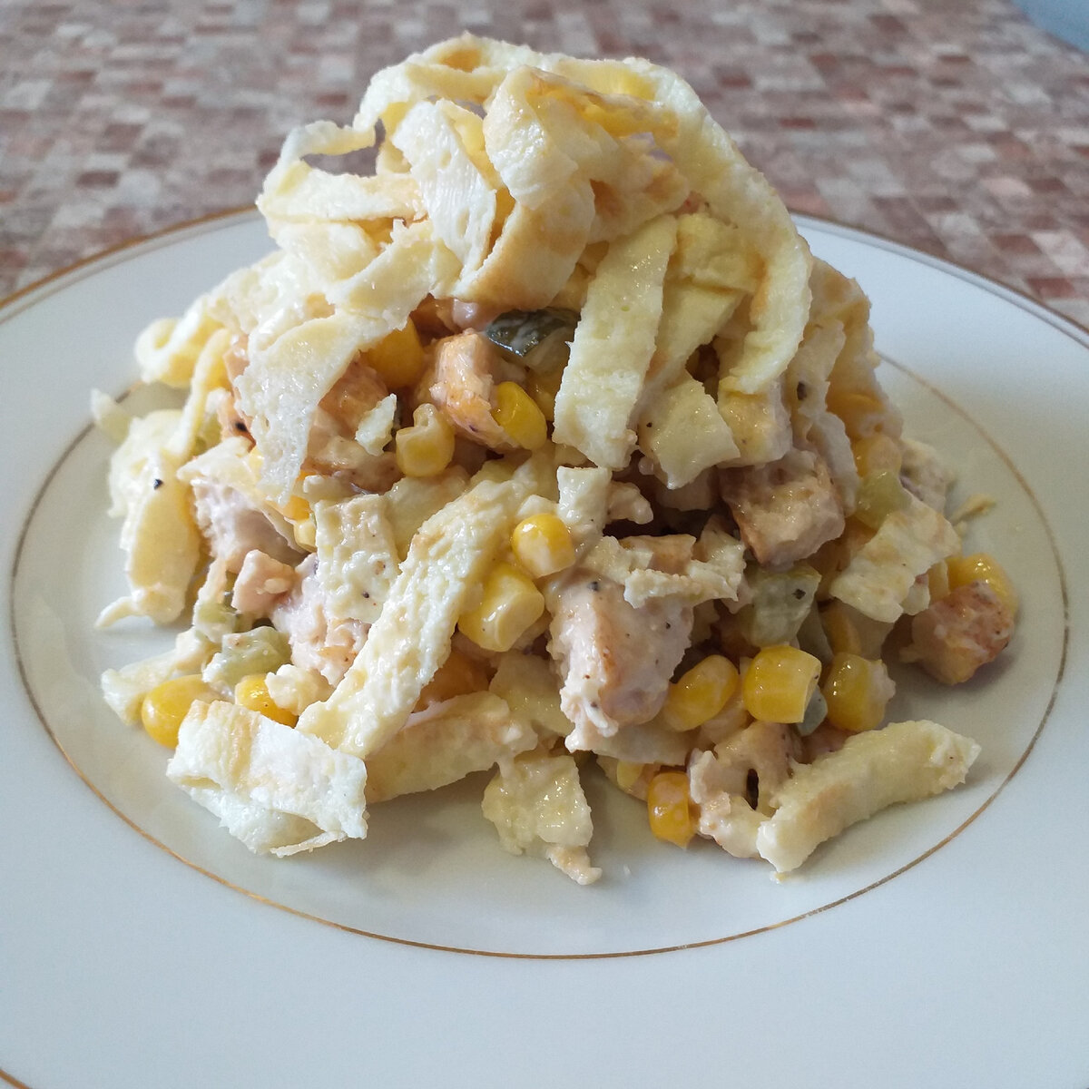 Нежный салат с куриным филе и яичными блинчиками для любого повода