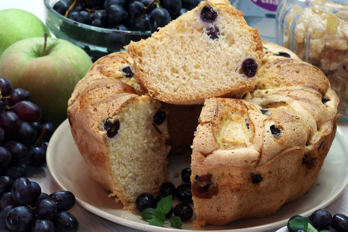 Необычная выпечка: пирог с яблоками и виноградом поделится вкусным секретом