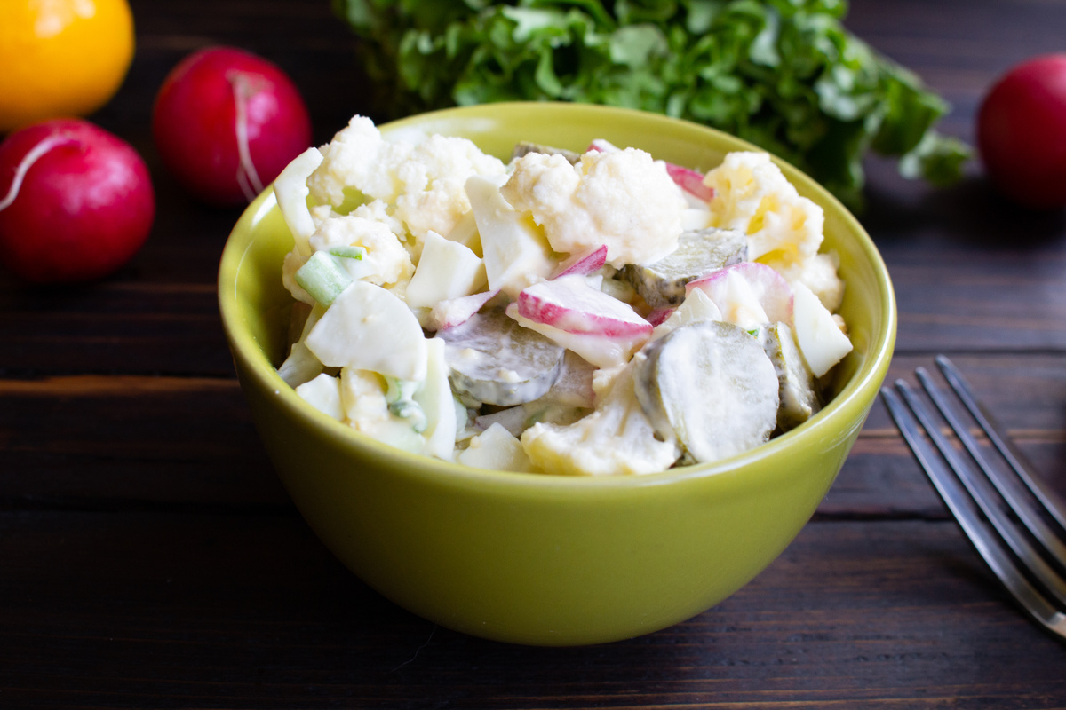 Салат из цветной капусты с вареными яйцами и редисом