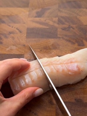 Погружение в мир свежести: салат с хрустящей рыбой и изысканным соусом