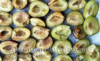 Неповторимые вяленые сливы с чесноком и травами