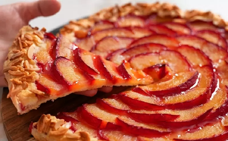 Удивите семью: легкий пирог к чаю с любой начинкой