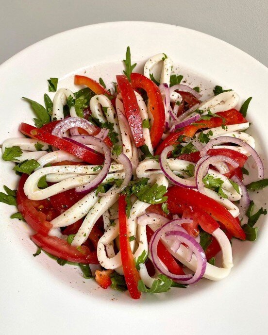 Соблазнительный салат с кальмарами и свежими овощами