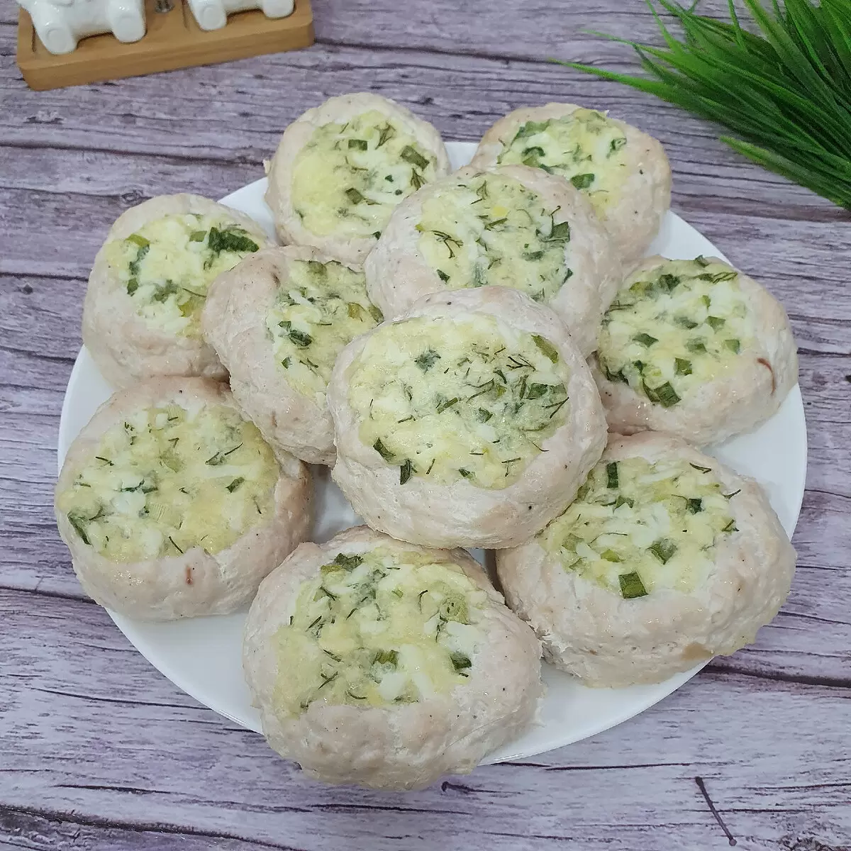 Гнёзда из куриного фарша с яйцом и сыром