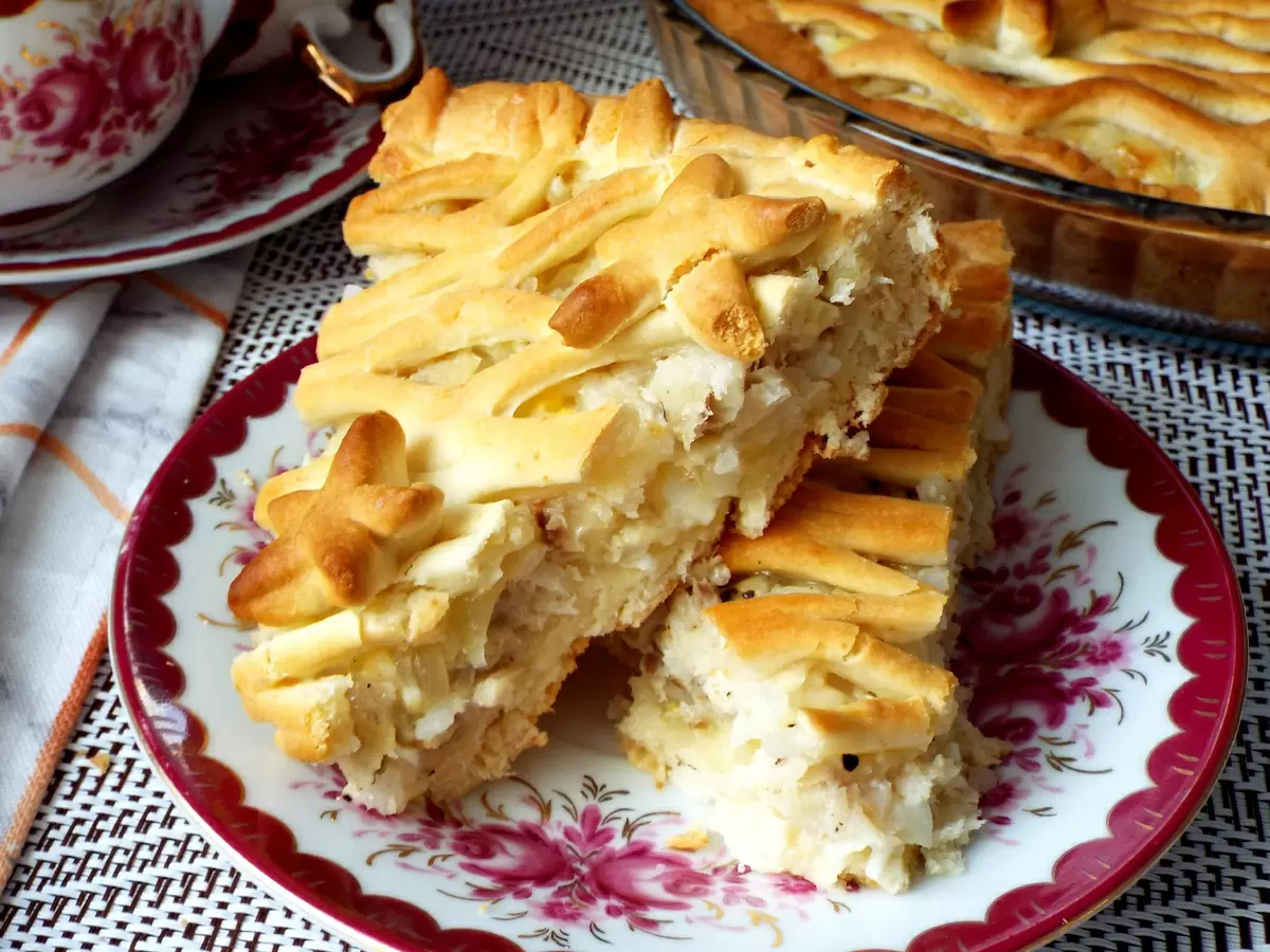 Рыбный пирог, который оценят все: идеальный вкус и сочная начинка