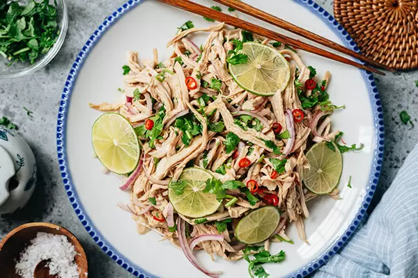 Летний лаймовый салат с курицей по-юннаньски