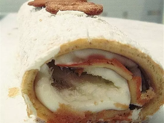 Изысканный миндальный рулет с кремом