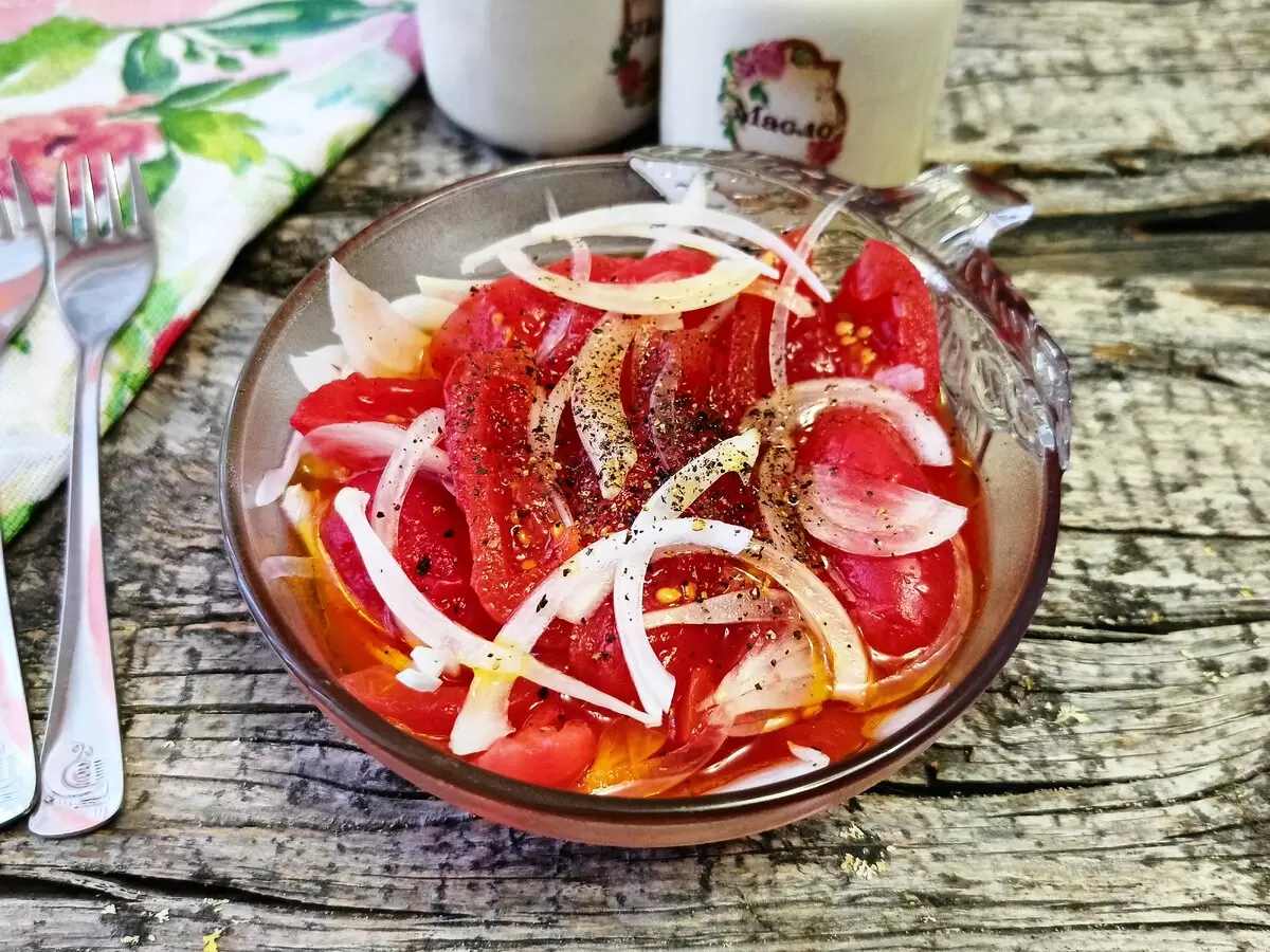 Три ингредиента для студенческой классики: идеальный салат с помидорами