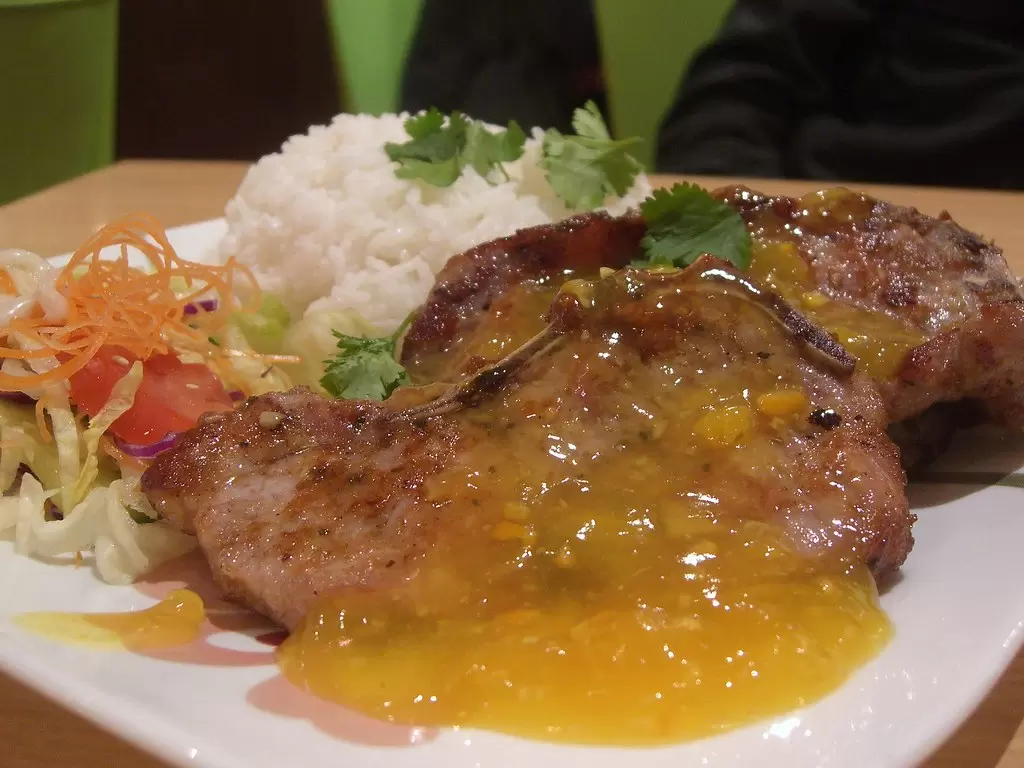 Свинина в апельсиново-медовом соусе: яркое блюдо для вашего праздничного стола